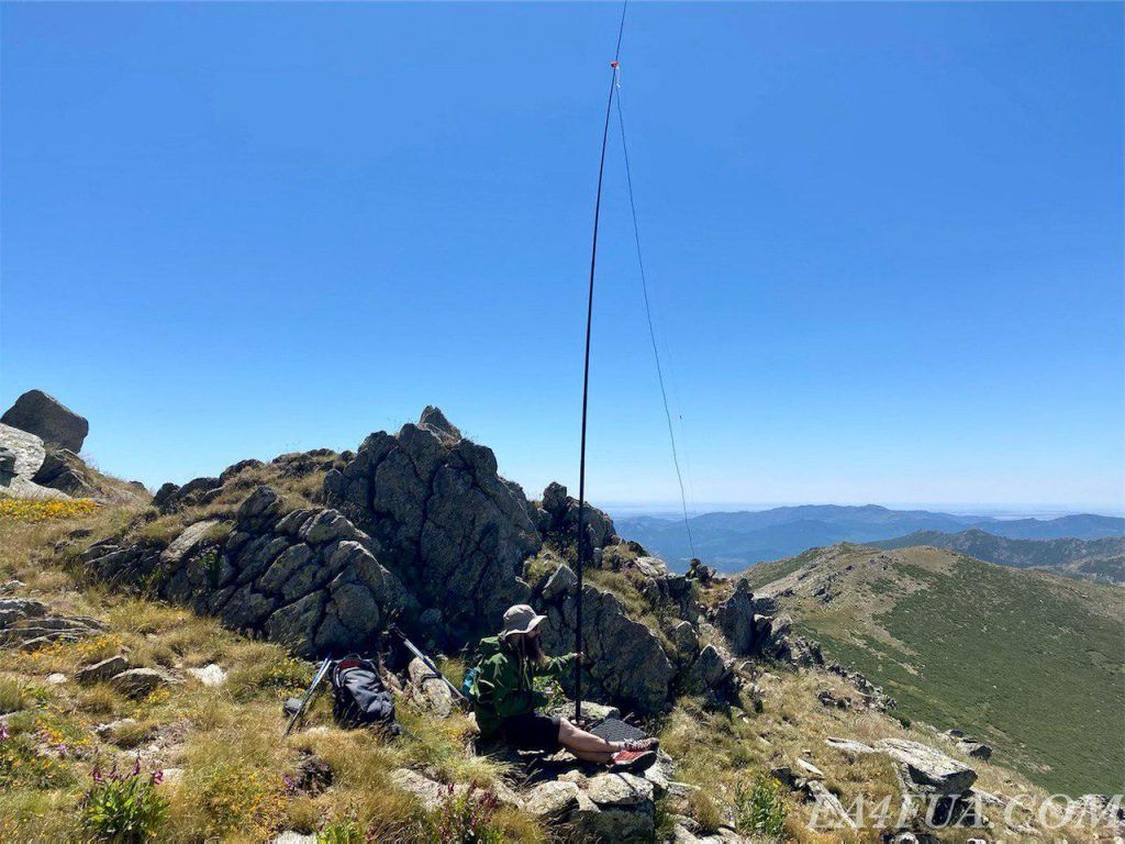 Dipolo de 40 y 20 metros en Pico del Lobo EA4/GU-001, de fondo el Cerrón